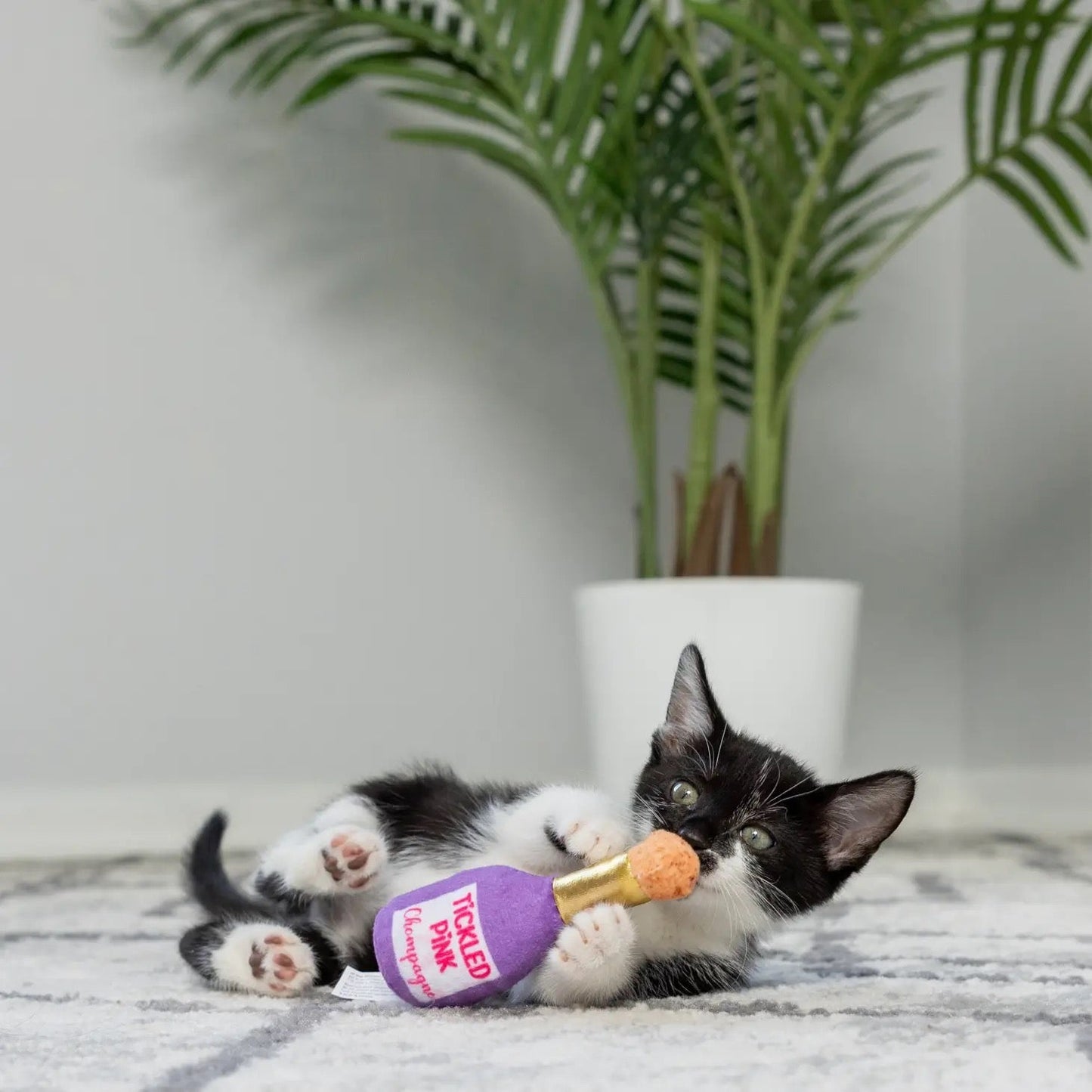 Huxley & Kent- Cat Toy - Tickled Pink Chompagne